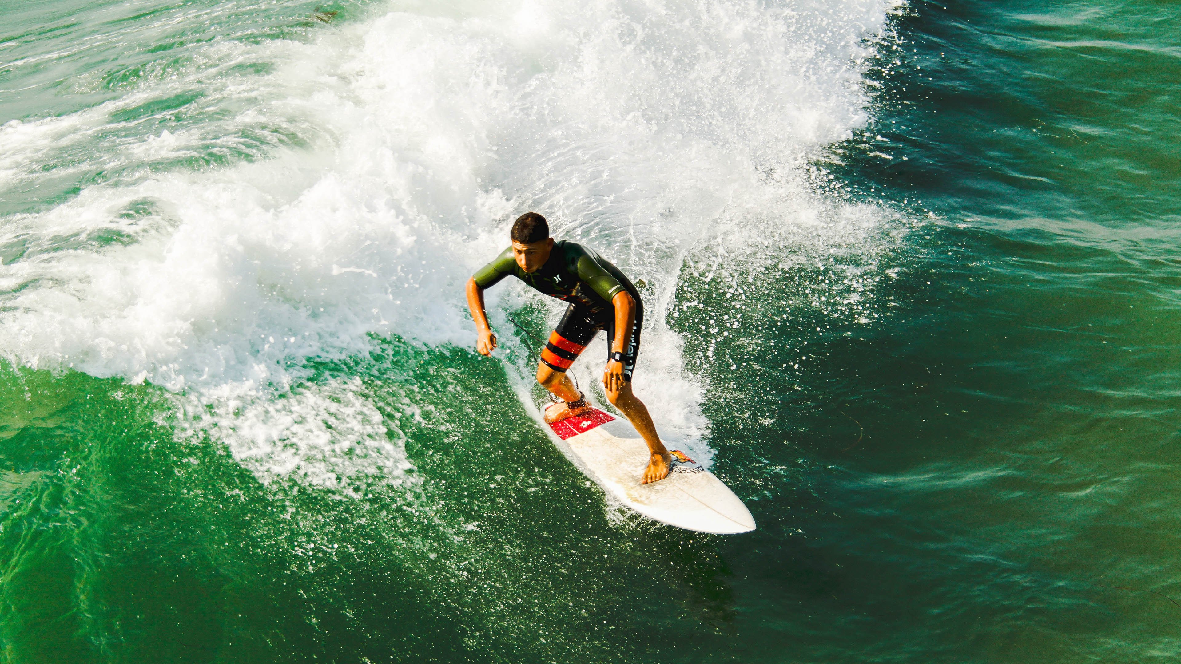 亚冠联赛中国足球迎战 球迷现场气氛热烈,中国球队 亚冠